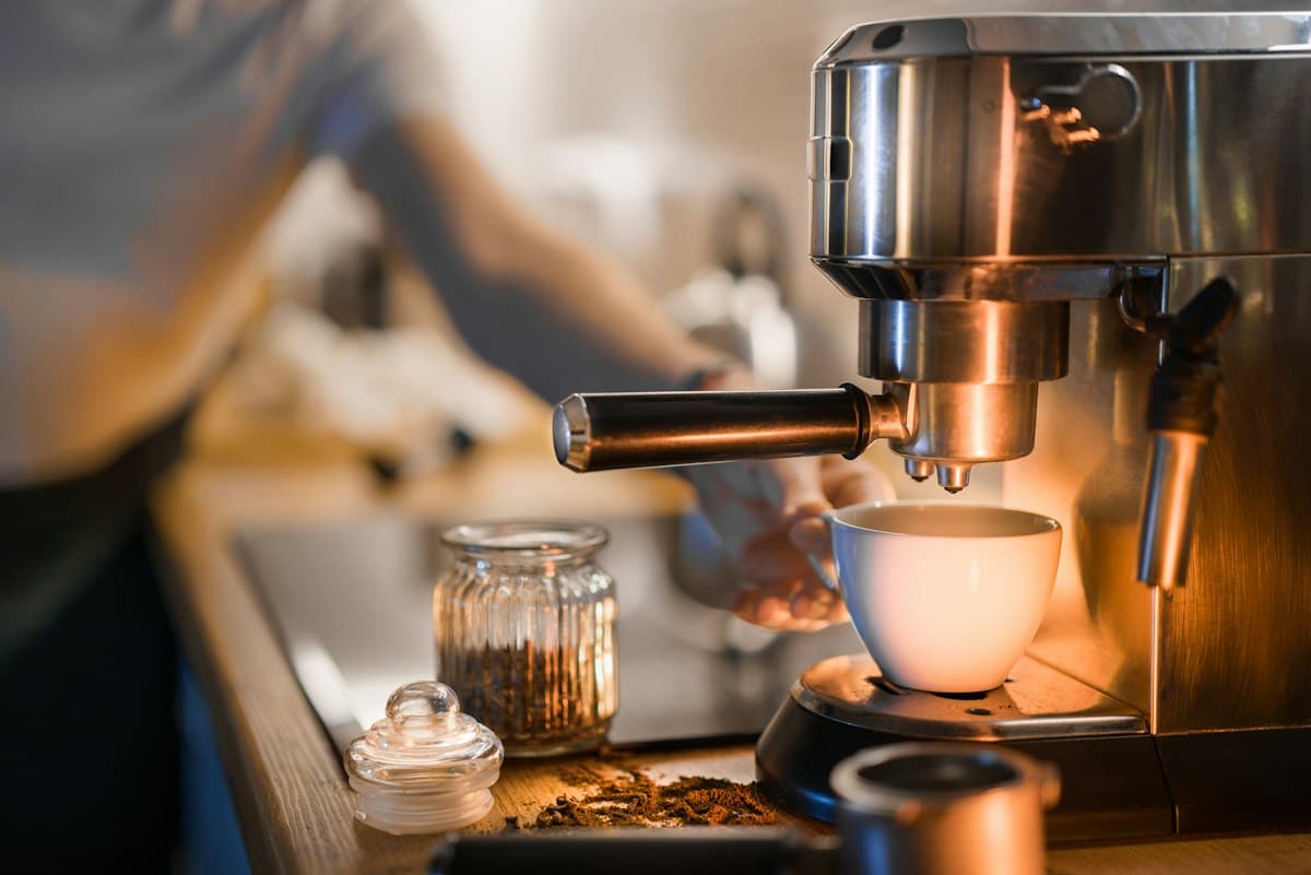 Máquina de café expresso na cozinha